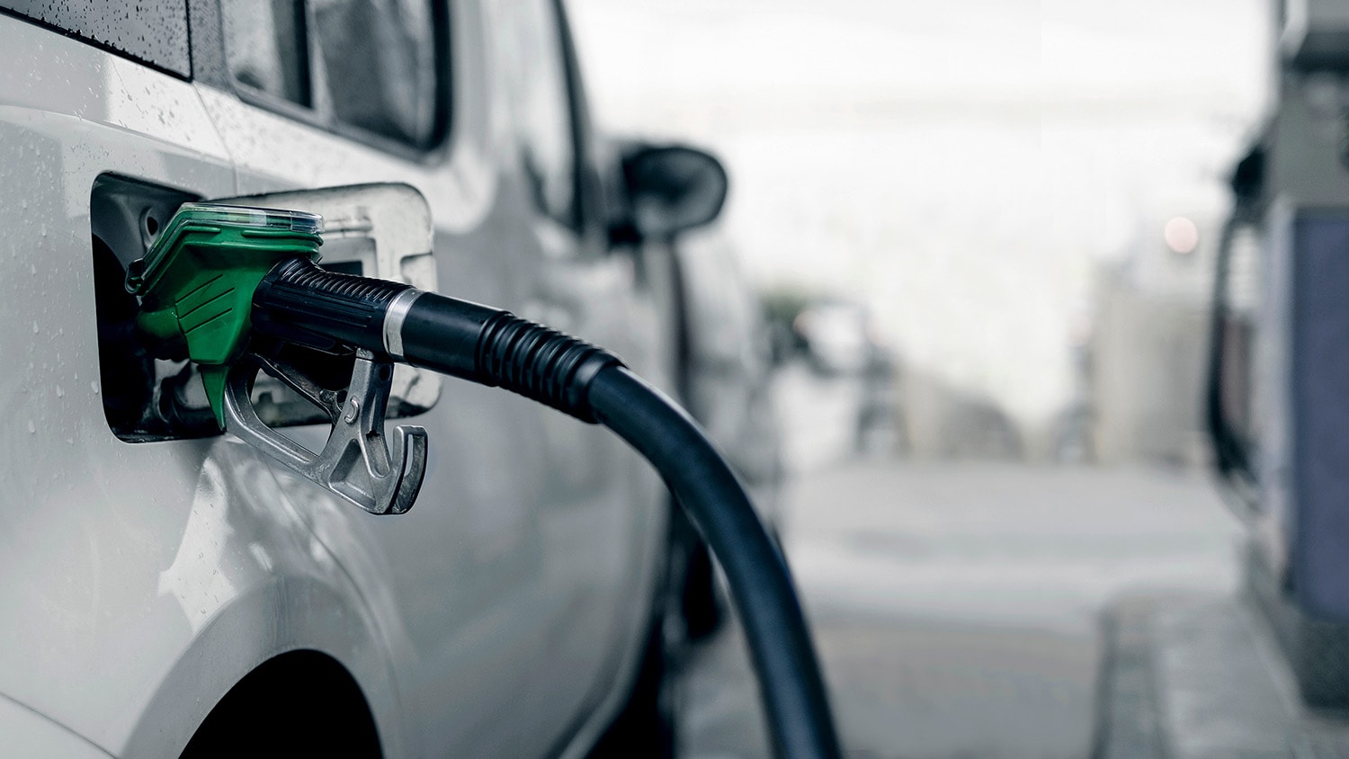 Pumping gasoline fuel in car